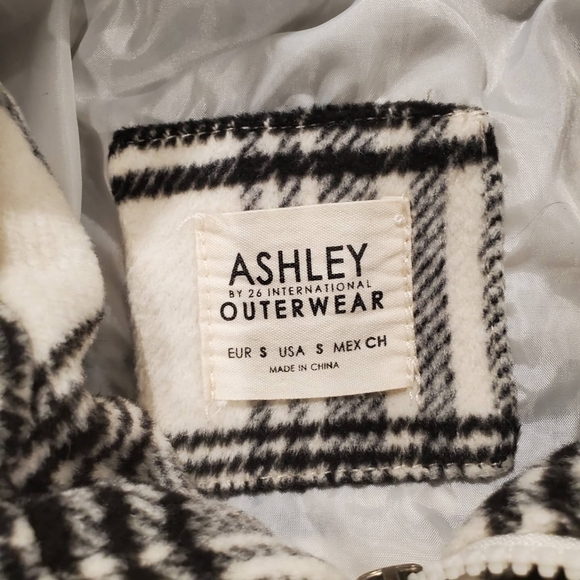 Woman's Coat Size Small - Picture 9 of 9